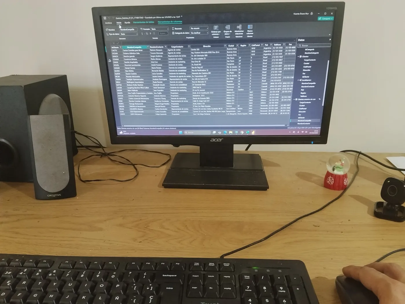 Puesto de trabajo con una hoja de Excel en pantalla